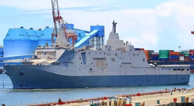 准备海试的“玉山”号船坞运输登陆舰。