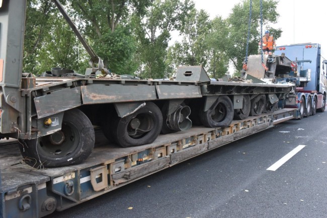 一辆荷兰皇家陆军的TROPCO运输车在运输一辆博物馆的豹2A4坦克时因为爆胎失控撞上了路边护栏，坦克安然无恙，但是拖车全毁。