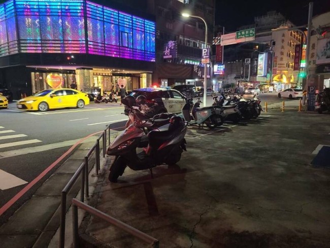 未战先内乱 台南凌晨两派人马爆发群殴 警员酒店前连开7枪