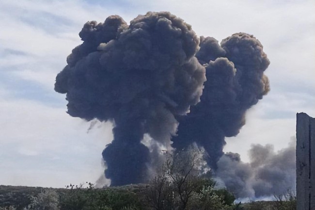 克里米亚俄军基地发生多起爆炸 升起巨大蘑菇云
