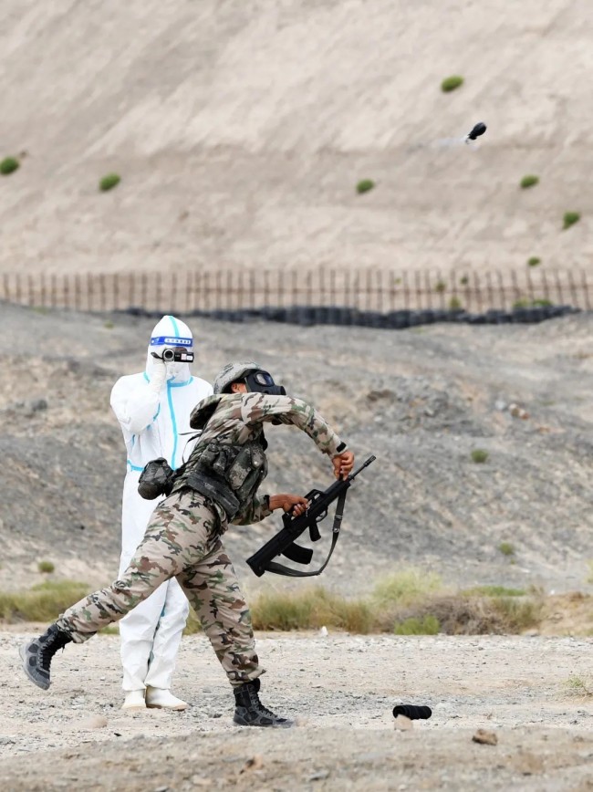 “安全环境”射击赛现场，中国陆军参赛队员进行手榴弹投掷。张永进摄