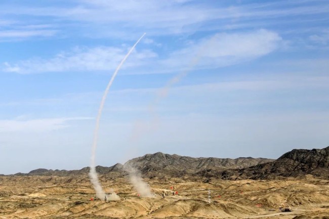 “晴空”项目综合赛现场，中国参赛队发射导弹。新华社发张嘉成摄