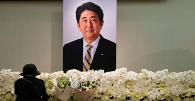 日本上千人集会反对为安倍举行国葬