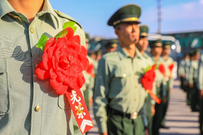 离别，是为了更好的相见 再见！武警部队旗