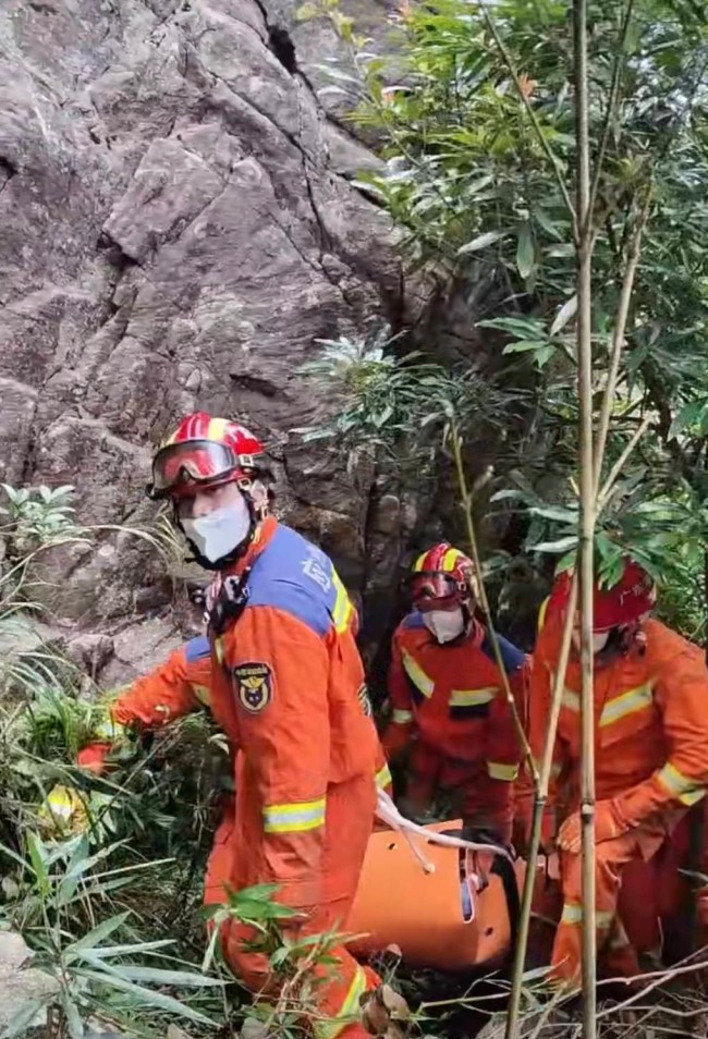 男子悬崖边拍照突然抽筋坠崖，被困在半山腰12小时后获救
