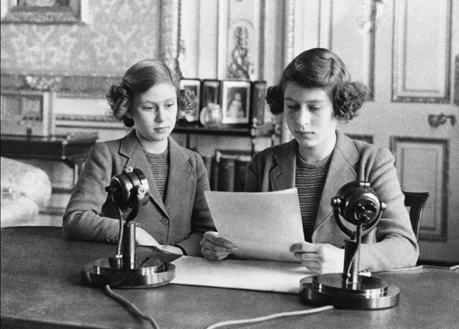 1940年10月，14岁的伊丽莎白公主（右）首次发表广播讲话。图源：GJ