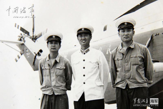 直升机等新机种引入海军航空兵的早期，为便于管理，也归海军航空兵部直属，图为1980年1月我军首次实现“超黄蜂”着舰图源：军报记者
