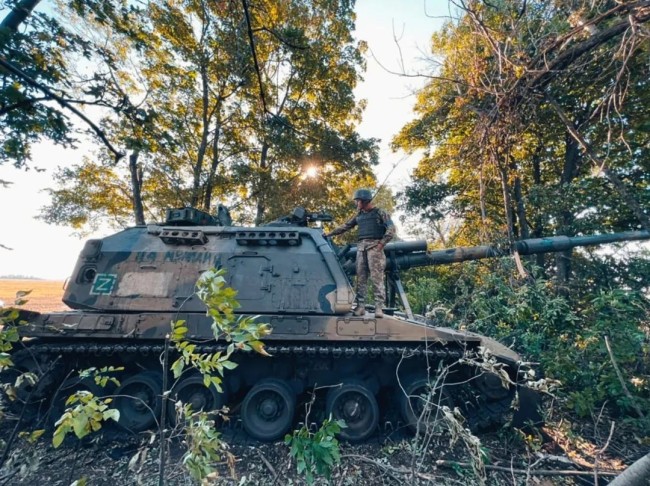 周一在哈尔科夫的反攻行动中，一名乌克兰军人站在俄罗斯2S19自行火炮上