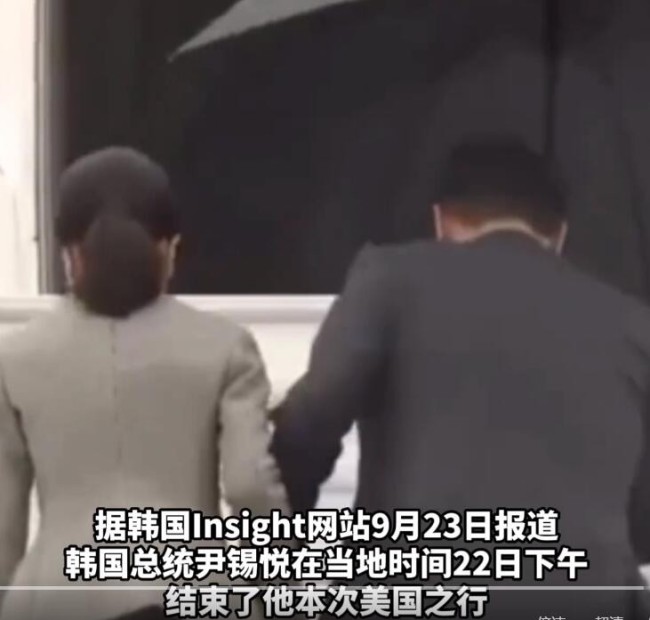 雨中撑伞不顾老婆 韩总统又被嘲