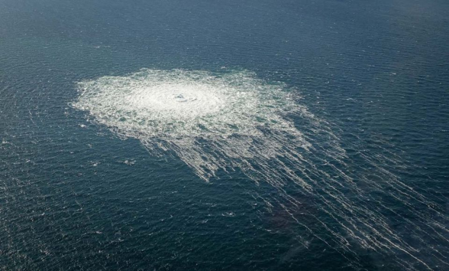 丹麦军方27日公布“北溪”天然气管道海上管线在丹麦博恩霍尔姆岛附近泄漏的现场照片。