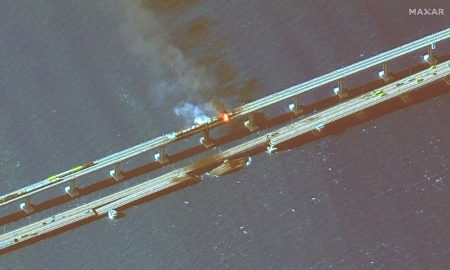 卫星拍摄克里米亚大桥 两处断裂清晰可见