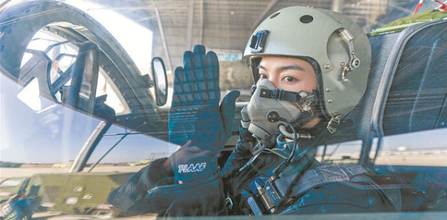 “战鹰姐姐”:中国战斗机女飞行员