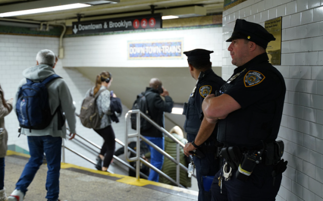 当地时间10月24日,纽约警察局的警察在地铁站内执勤
