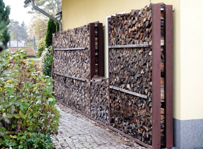 冬季将至 德国柏林民众开始储存木柴过冬