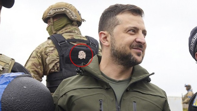 俄媒:赫尔松乌士兵戴纳粹徽章 党卫军迭勒汪格旅的标志