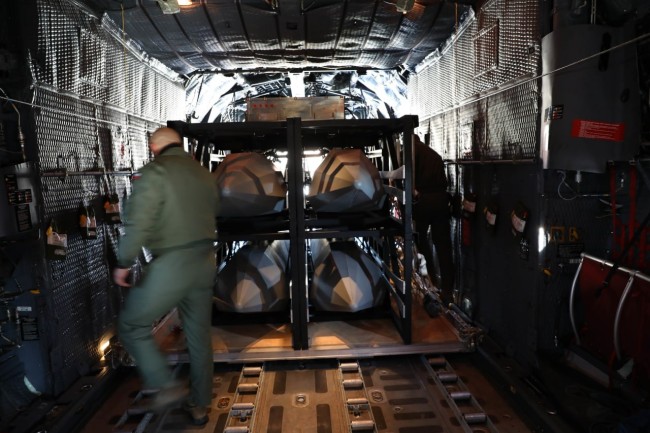 美军往C130货舱里装导弹 可空投发射