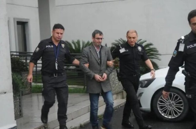 12月3日，马哈茂德·塔特被警方带走。图片来源：土耳其多安通讯社