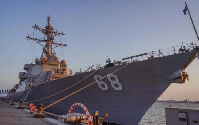 伊朗巡逻艇夜间用探照灯照射美军舰 美军指责伊朗方面的行为“不安全且不专业”