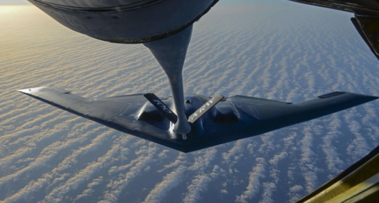 进行空中加油的B-2A“幽灵”轰炸机。