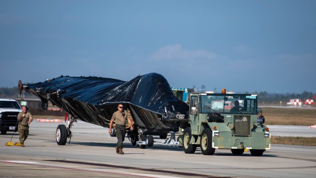 美军使用C-5运输机打包运输F-22战机