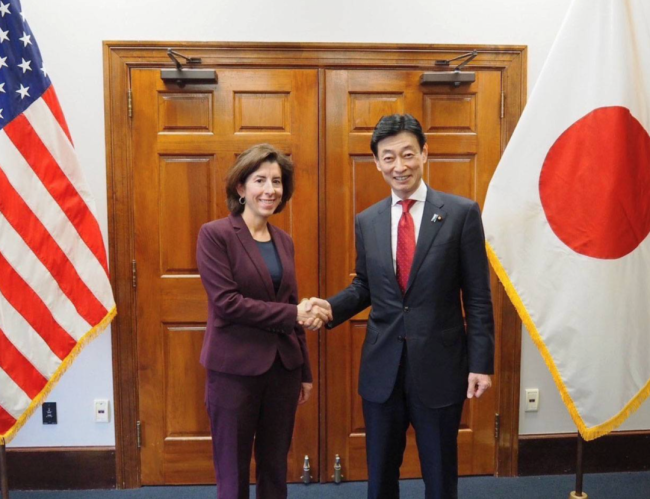 5日,日本经济产业大臣西村康稔(右)和美国商务部长雷蒙多举行会谈.