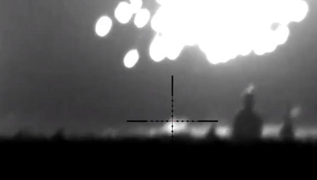 俄军释放燃烧弹打击乌军现场：炸弹从空中倾泻，无数光点砸向地面 夜空被点亮！
