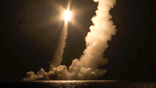 俄媒首次曝光战略核潜艇“心脏”“图拉”号下潜的独家镜头公开