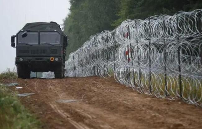 波兰在紧邻白俄罗斯的边境修建的钢栅栏 资料图 图源：外媒