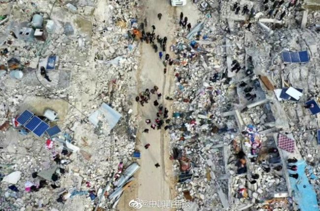 爱尔兰师生因改航班躲过强震 目的地城镇“已被抹去” 那个幸存的中国女孩，让人泪奔