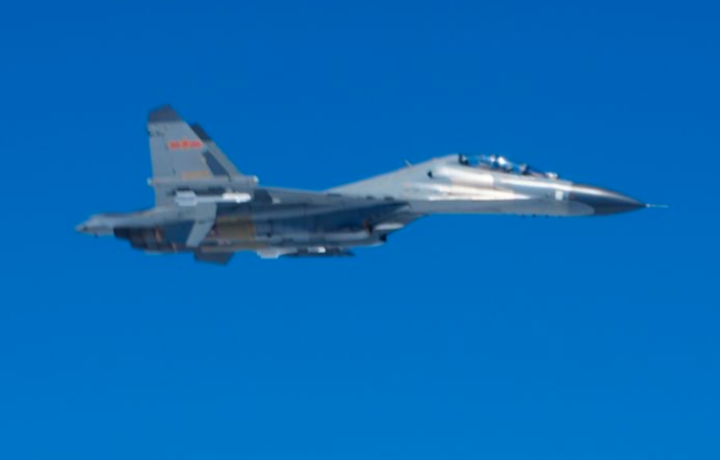 拦截美国飞机的中国战机。