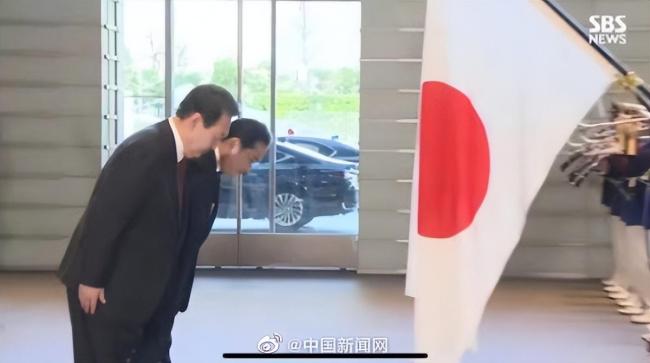 韩总统尹锡悦向日本国旗低头鞠躬画面引争议 前官员痛批：“荒谬可笑”