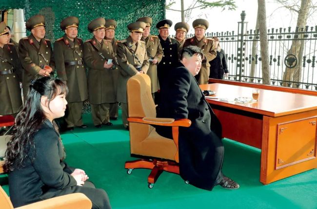3月9日，朝鲜最高领导人金正恩（中）及其女儿(前左)观察负责朝鲜人民军西线重要作战任务的炮兵部队。图/视觉中国