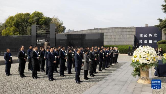 马英九参观南京大屠杀遇难同胞纪念馆：历史绝不可遗忘，所有中国人都应自立自强，才不会被人欺凌