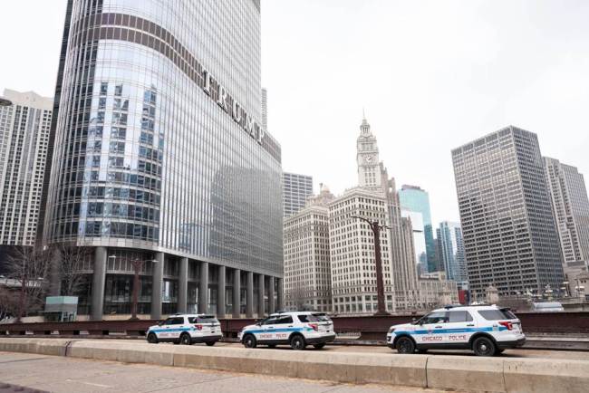 一女子持枪闯入芝加哥特朗普国际酒店大厦，与特警对峙数小时后被捕