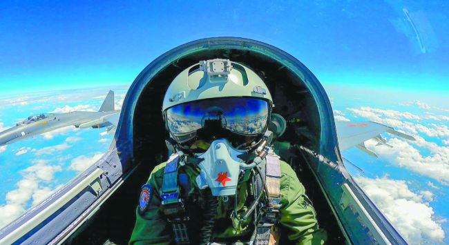 参加演习的解放军战斗机飞行员