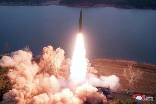 韩军：朝鲜向半岛东部海域发射弹道导弹
