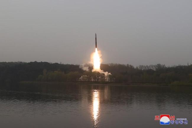朝鲜宣布试射“火星炮-18”固体洲际弹道导弹，金正恩指导试射