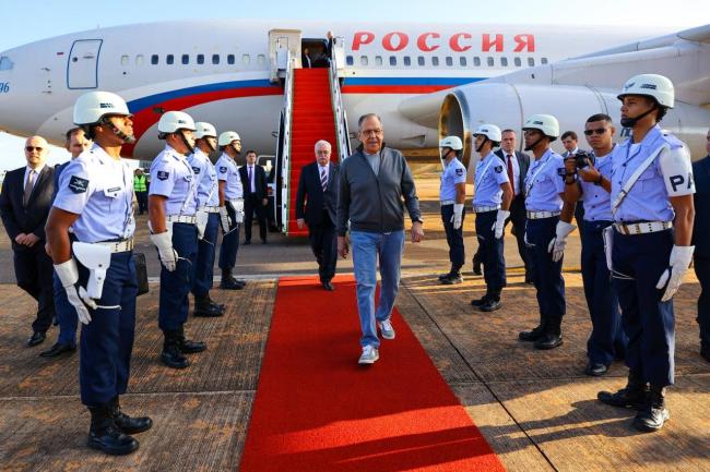 俄罗斯外长拉夫罗夫访问巴西，穿牛仔裤运动鞋抵达机场