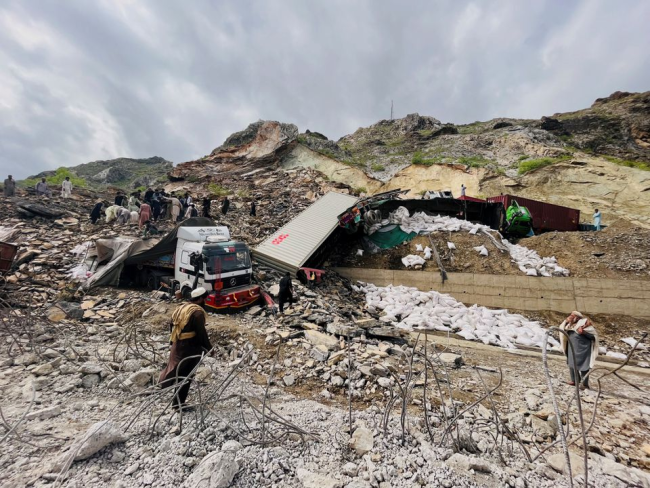 巴基斯坦连接阿富汗的干道山体滑坡，20多辆卡车被埋，2人死亡