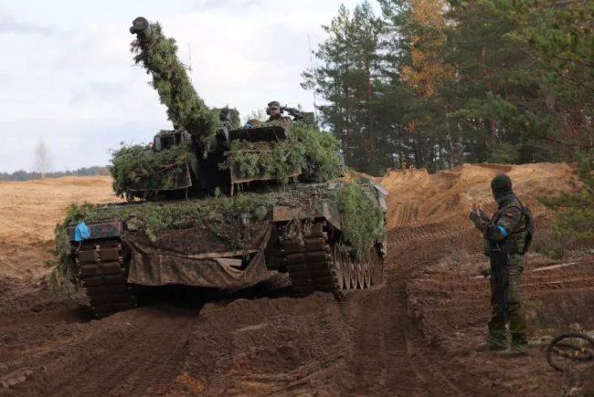 惨！乌军“豹2A4”坦克“头首分离”