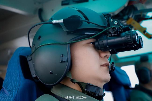 武警直20苦练夜间飞行 罕见展示飞行头盔夜视仪