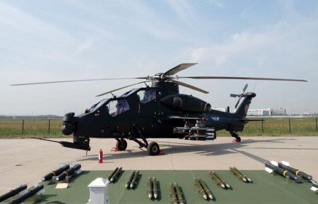 天津直升机博览会上展示的直-10武装直升机及其弹药。本文图片澎湃新闻记者谢瑞强