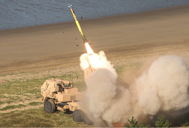 “海马斯”火箭炮发射制导火箭弹。