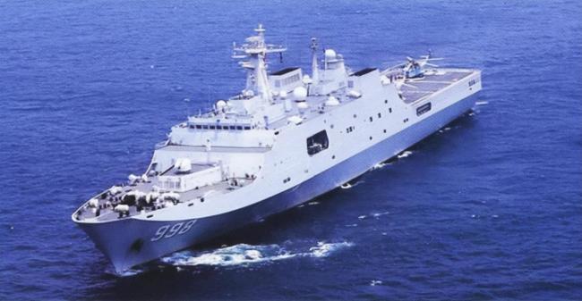 在解放军巨舰"肚子里"踢足球 这条船啥来头?