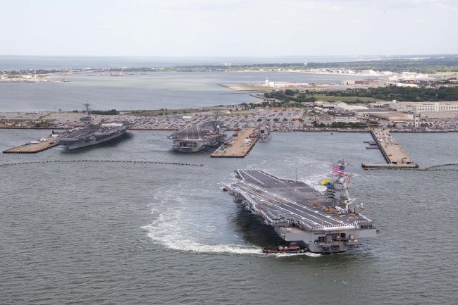 美国海军福特号航母出港 三艘巨型航母同框