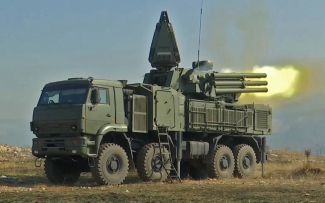 俄军装备的“铠甲-S1”弹炮合一防空系统，多次成功拦截“海马斯”发射的火箭弹。