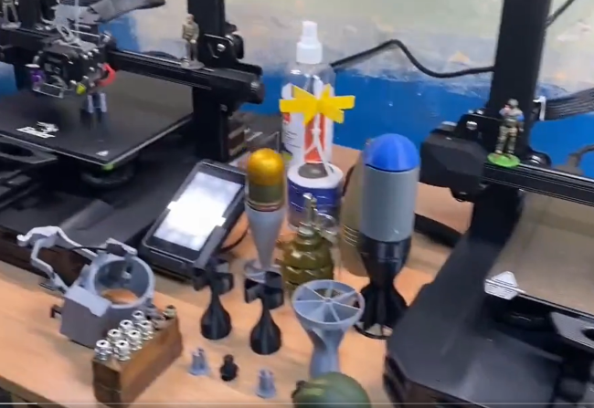俄军展示自制自杀无人机：穿越机挂炸弹