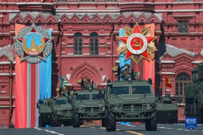 5月9日，在俄罗斯首都莫斯科，军车编队驶过红场。