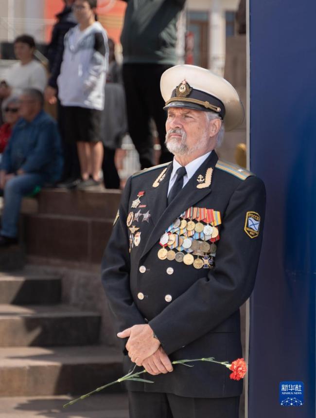 5月9日，在俄罗斯符拉迪沃斯托克，一位老兵参加胜利日庆祝活动。