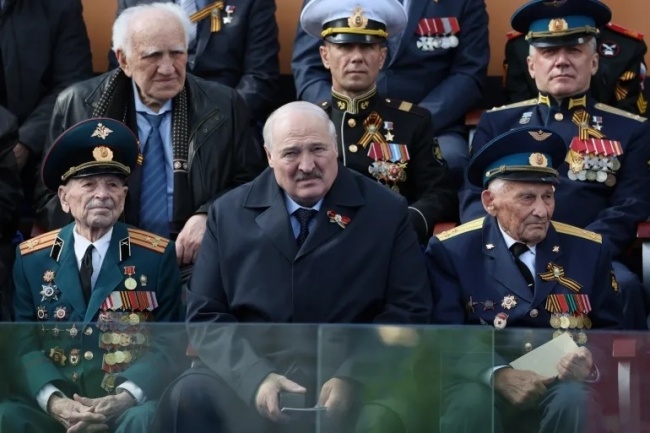 白俄总统健康疑云 卢卡申科消失一周后露面 反对派声称“要做好一切准备”